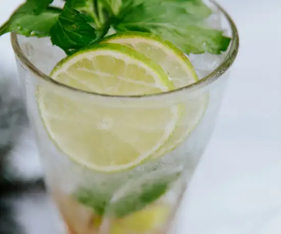 Grafika Orzeźwiający drink z miętą, limonką i lodem