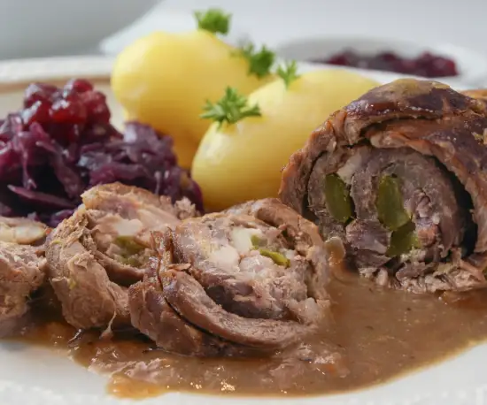 Grafika Zrazy mięsne z gotowanymi ziemniakami, czerwoną kapustą w restauracji Dolce Vita