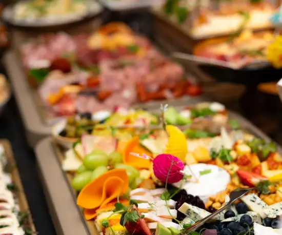 Grafika Kolorowy bufet restauracyjny z szerokim wyborem świeżych sałatek i dań.