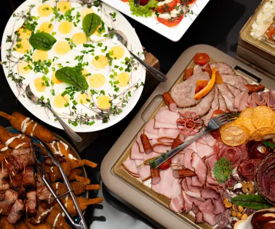 Grafika Różnorodność pysznych dań i świeżych sałatek na stole restauracyjnym.