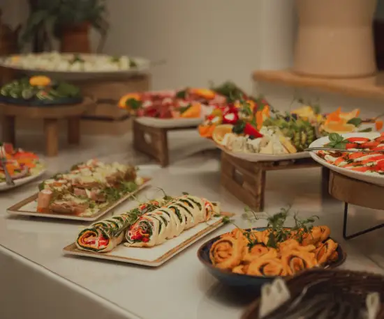 Grafika Restauracyjny bufet z bogatym wyborem świeżych sałatek i wykwintnych przekąsek.