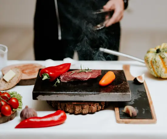 Grafika Stół z grillem, mięsem i warzywami, przygotowanie dań na przyjęcie w Dolce Vita