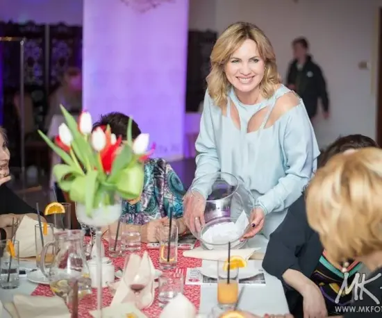 Grafika Przy elegancko nakrytym stole podczas przyjęcia w restauracji Dolce Vita