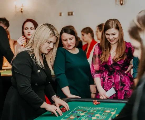 Grafika Uczestnicy eventu grający w kasyno przy zielonym stole w Dolce Vita