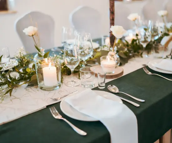 Grafika Elegancko nakryty stół weselny w restauracji Dolce Vita