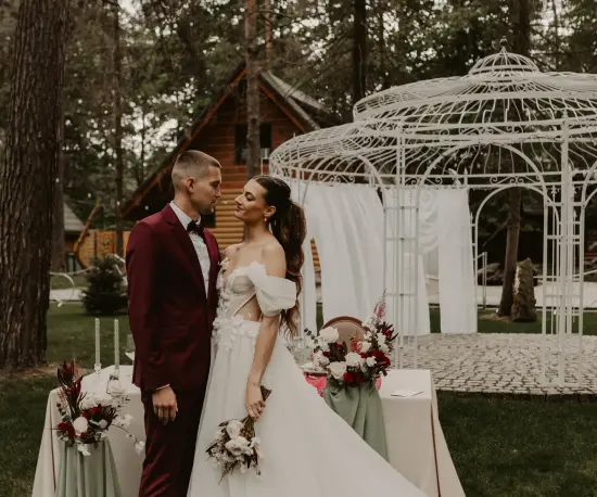 Grafika Nowożeńcy obok weselnej altany w Dolce Vita