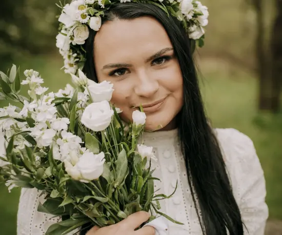 Grafika Panna młoda w wianku i z bukietem podczas przyjęcia weselnego w Dolce Vita