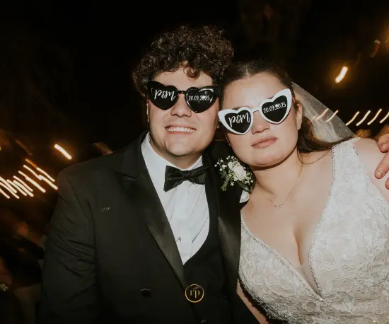 Grafika Stylowa para w okularach bawi się na weselu w Dolce Vita.