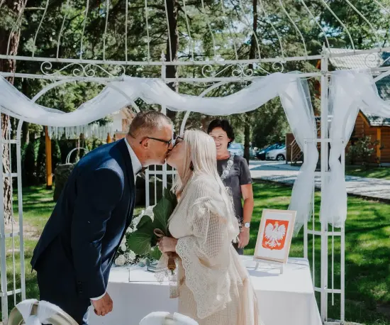 Grafika Romantyczny pocałunek ślubny pary młodej w plenerze Dolce Vita.