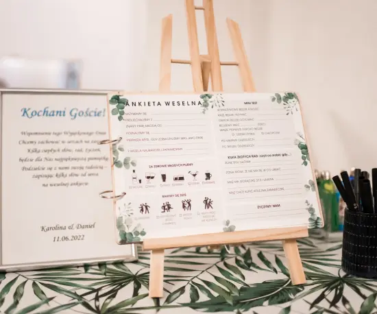 Grafika Aranżacja stołu dla gości wesela.