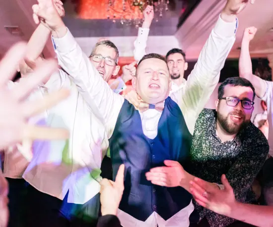 Grafika Radosna grupa weselników świętuje na parkiecie podczas przyjęcia w Dolce Vita