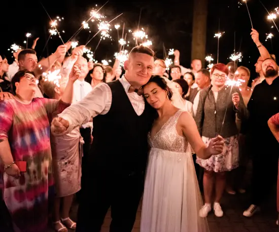 Grafika Radosna para młoda i goście na przyjęciu weselnym w Dolce Vita.