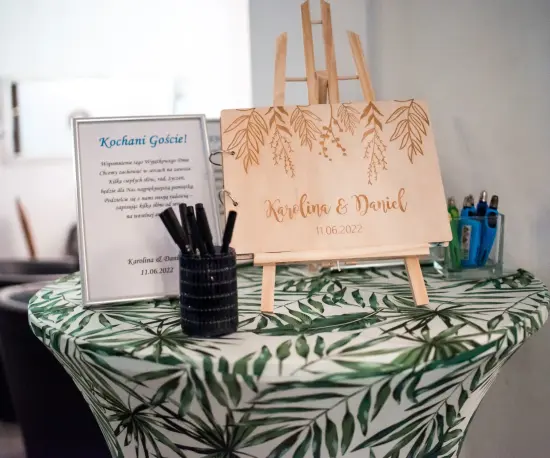 Grafika Stół z drewnianą tablicą powitalną Dolce Vita