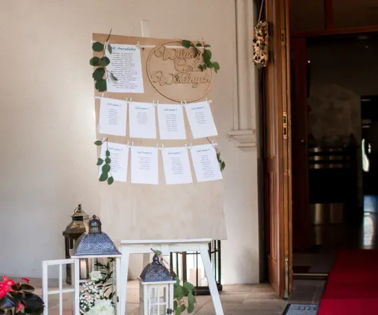 Grafika Jasna sala bankietowa z wejściem w tle, gotowa na świętowanie.