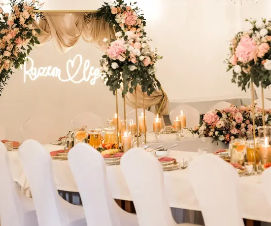 Grafika Elegancki stół udekorowany kwiatami i świecami na uroczystość weselną w Dolce Vita