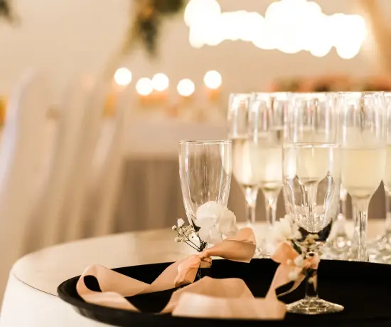 Grafika Piramida kieliszków szampana na eleganckim przyjęciu w Dolce Vita