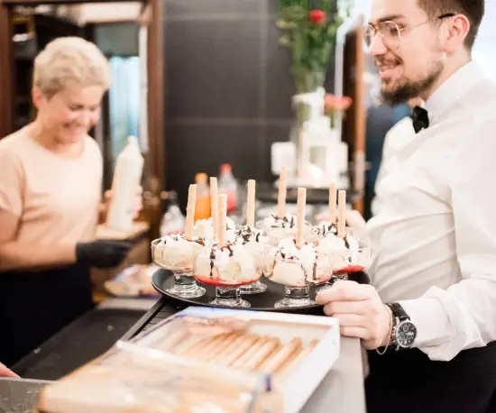Grafika Obsługa i goście przy bufecie ze słodkościami i napojami w Dolce Vita