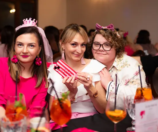 Grafika Kobiety w imprezowych strojach celebrują słodkie chwile w Dolce Vita