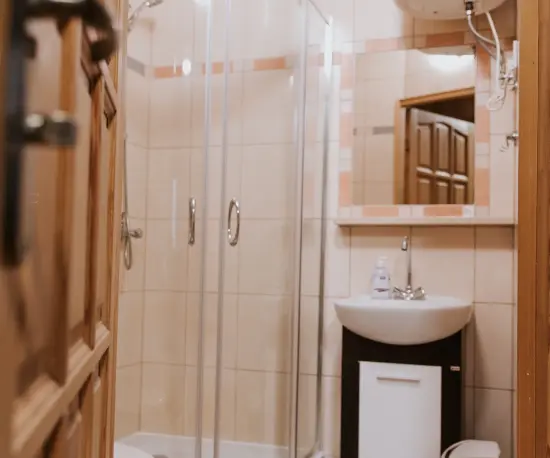 Grafika Elegancka łazienka z kabiną prysznicową, umywalką, lustrem