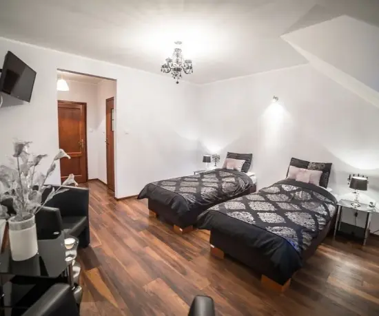 Grafika Przytulny pokój na poddaszu z dwoma łóżkami w hotelu Dolce Vita