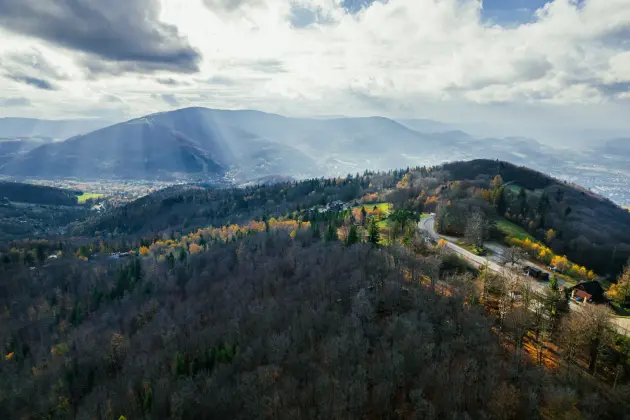 Malowniczy widok na zalesione Beskidy